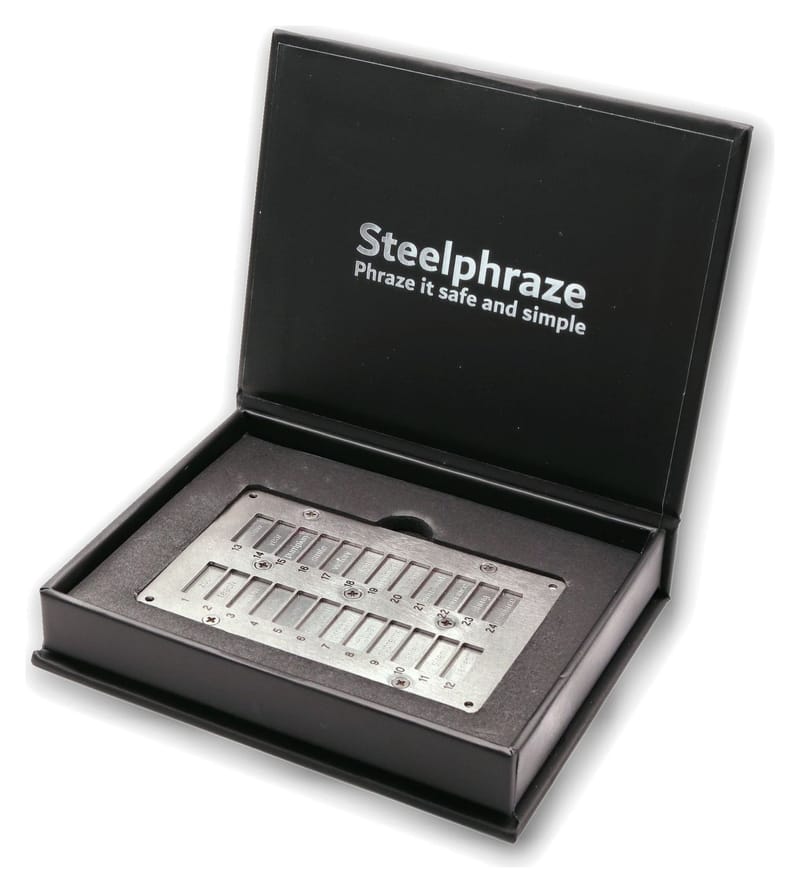 Geöffnete schwarze SteelPhraze-Box, im Schaumstoffeinsatz liegt das verschraubte Case